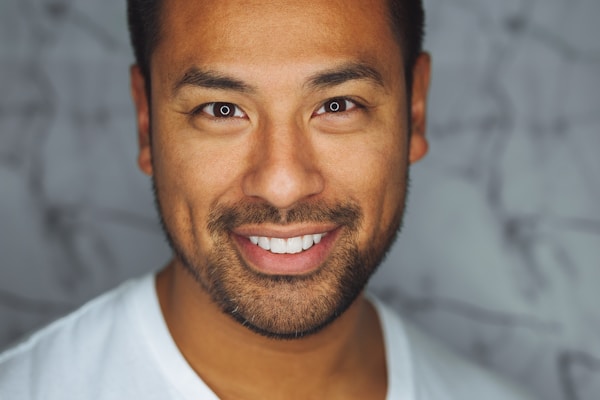 Persoon die leerscan invult